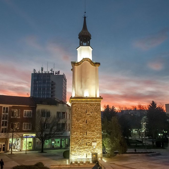 Къщата е едноетажна възрожденска сграда с долепена ниска пристройка